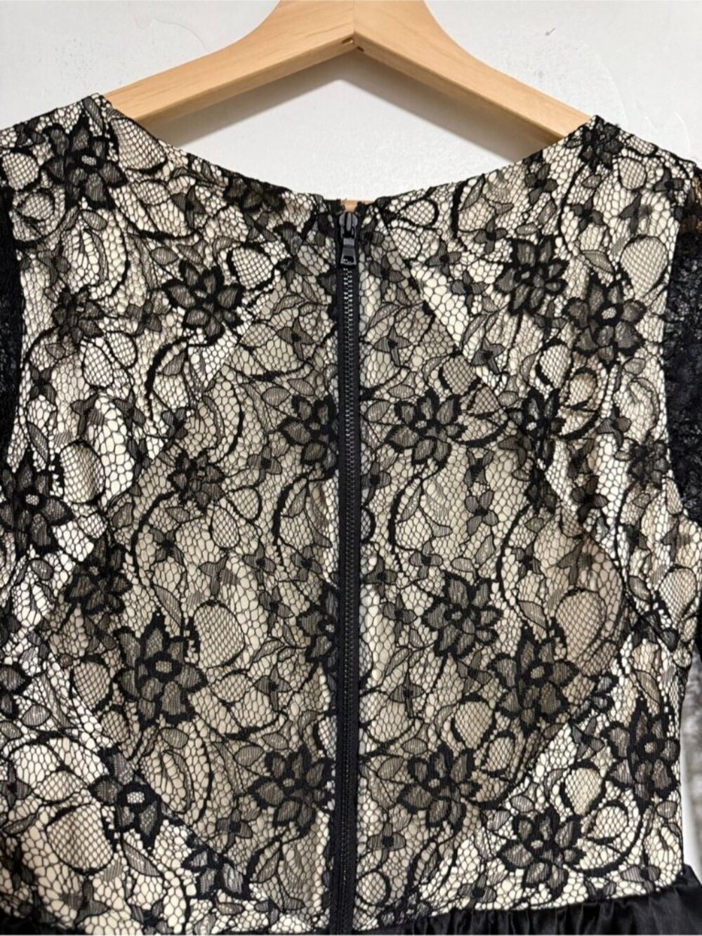Alice + Olivia Black Lace Fit & Flare Cocktail Dress Size 2 Silk Blend - Picture 6 of 12